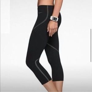 Nike Luxe Cropped Running Leggings Size S Dri Fit